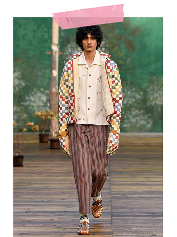 Méduse marche la Paris Fashion Week