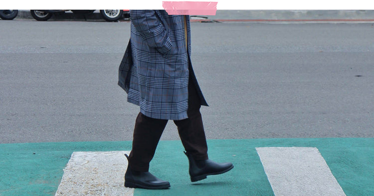 Plongez dans le style de papaootd : 60 ans et stylé, ses bottes Méduse aux pieds