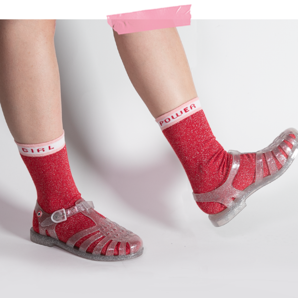 combinaison chaussettes sandales en plastique girlpower