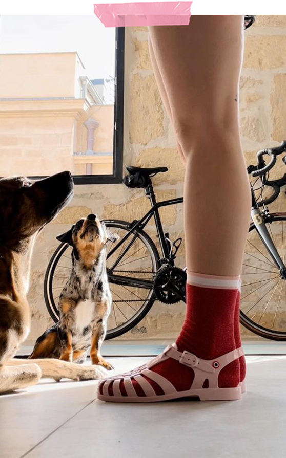 Chaussettes Maison Causettes avec des sandales en plastique pailleté SUNMIF de la marque Méduse, portés par Johanna Piettre Hermes