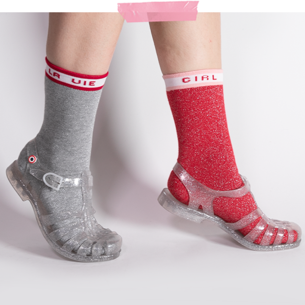 chaussettes Maison Causettes dépareillées avec des sandales en plastique pailleté SUNMIF de la marque Méduse