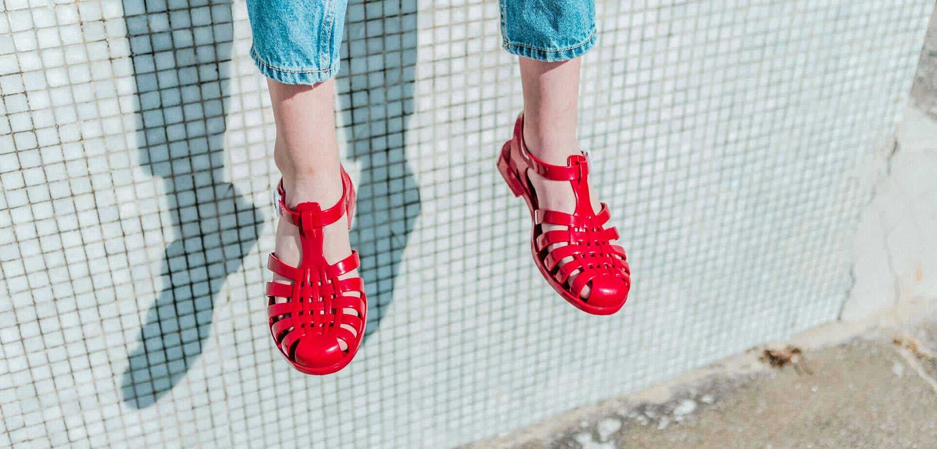 meduse plage chaussure